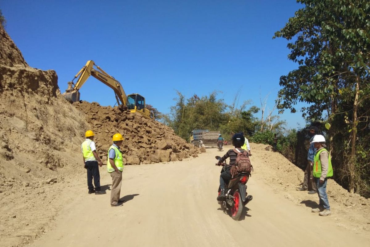 Jalan menuju Hotel Nihiwatu, Kabupaten Sumba, Nusa Tenggara Timur.