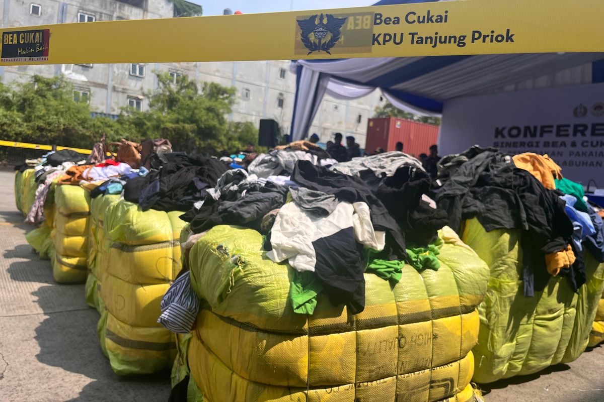 Penindakan 755 balpres berisikan pakaian dan tas bekas di wilayah Pelabuhan Tanjung Priok, Jakarta, Kamis (14/8/2025).