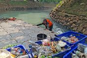 Bangkit dari KDRT, Kisah Iin Taklukkan Sungai Penuh Sampah demi Cita-cita Anak