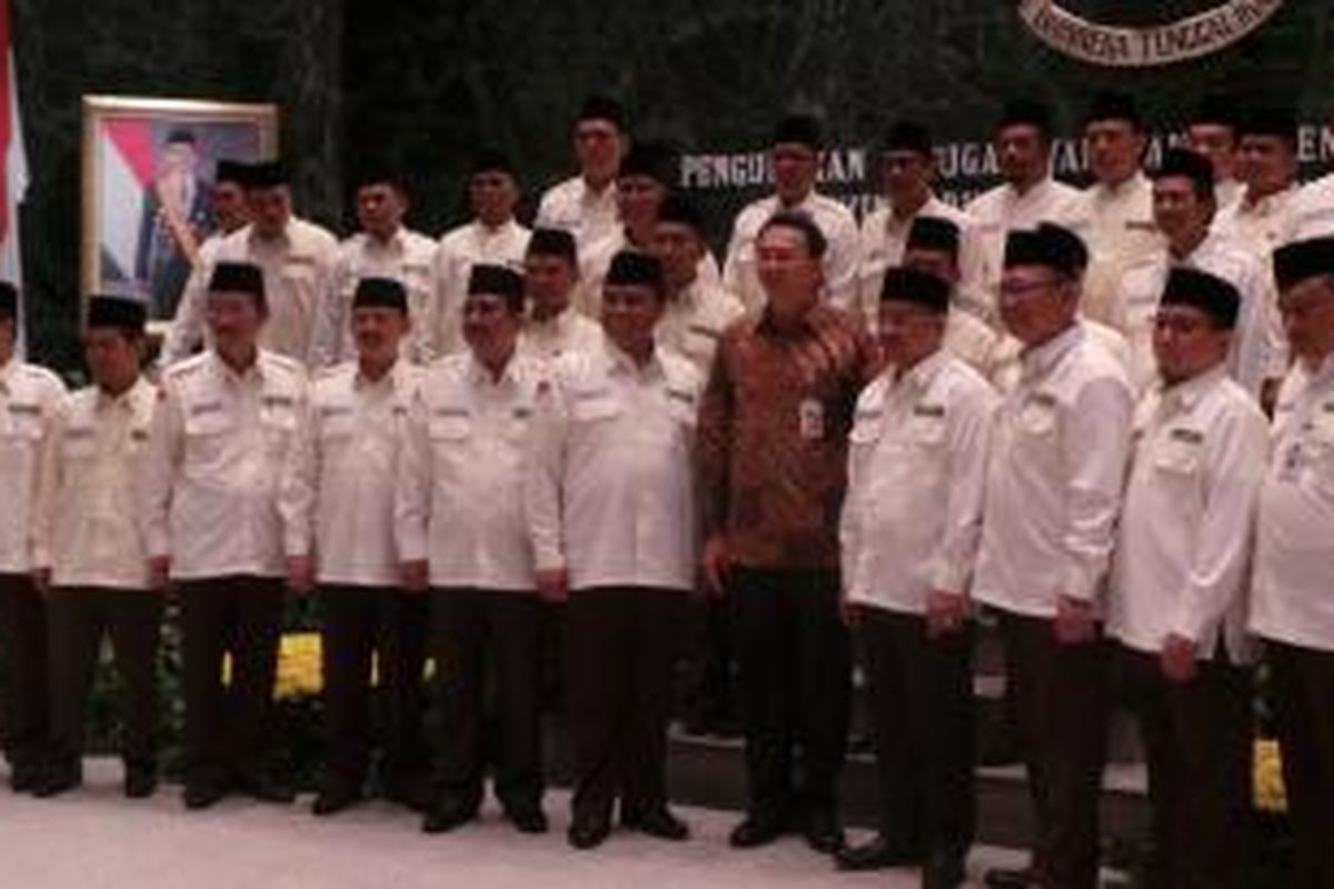 Gubernur DKI Jakarta Basuki Tjahaja Purnama saat memberi pengarahan bagi pendamping jamaah haji, di Balai Agung, Balai Kota, Kamis (13/8/2015). 