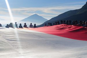 Semangat Kartini, 75 Perempuan Indonesia-Malaysia Bentangkan Merah Putih di Papandayan
