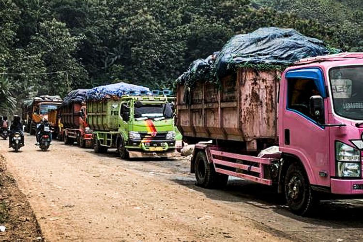 Truk sampah tengah antre di sepanjang jalur TPA Sarimukti, Bandung Barat, Selasa (18/10/2022).