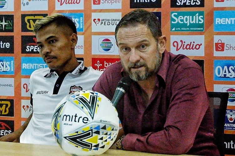 Pelatih Madura United, Dejan Antonic (kanan), mengikuti sesi konferensi pers setelah laga melawan PS Tira Persikabo dalam lanjutan laga Liga 1 di Stadion Pakansari Cibinong, Jumat (12/7/2019).