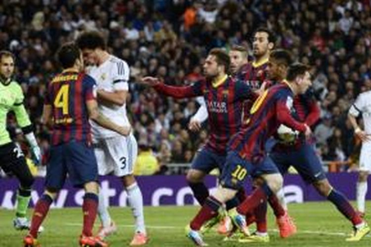 Gelandang Barcelona, Cesc Fabregas, terlibat perseteruan dengan bek Real Madrid, Pepe, pada laga di Santiago Bernabeu, Madrid, 24 Maret 2014.