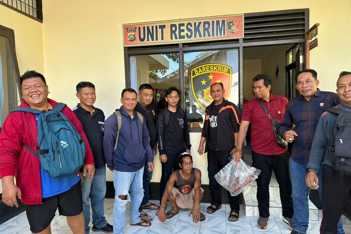 Polisi mengamankan pelaku penusukan yang menewaskan korban di Desa Madenan, Kecamatan Tejakula, Kabupaten Buleleng, Bali, Provinsi Bali, Rabu (18/6/2025).