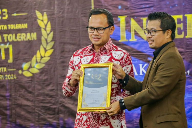 Wali Kota Bogor Bima Arya Sugiarto saat menerima penghargaan Kepemimpinan Toleransi Terbaik Tingkat Kota dari Setara Institute, Rabu (31/1/2024).