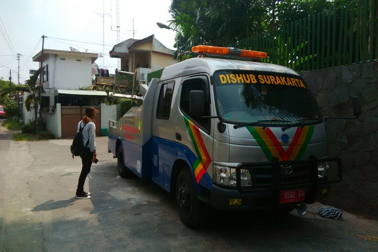Mobil derek milik Dinas Perhubungan Kota Solo disiapkan selama arus mudik dan balik Lebaran di Solo, Jawa Tengah, Minggu (3/6/2018).