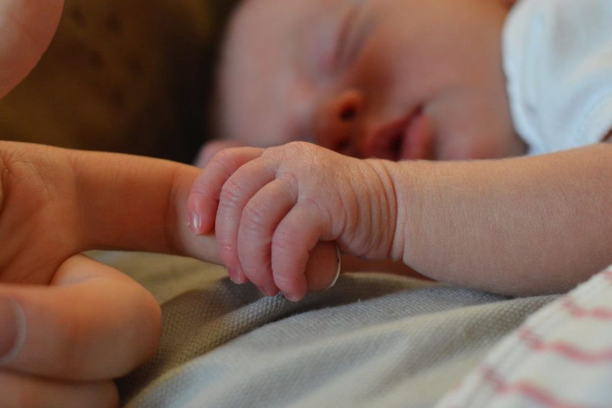 Bayi tidur tengkurap memiliki sejumlah risiko yang perlu diwaspadai orangtua.