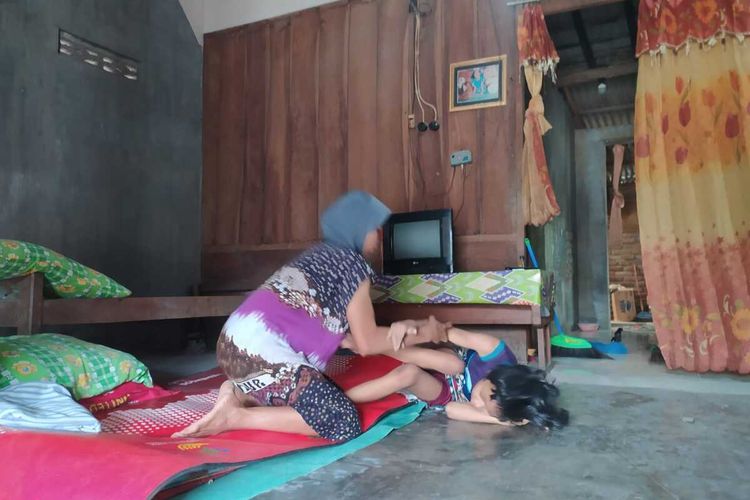 Suryati bersama anaknya Ainur Syifa. Suryati, perajin gerabah asal Dusun Kemambang, Desa Tondowulan, Kecamatan Plandaan, Kabupaten Jombang, Jawa Timur, terus berjuan merawat anaknya yang mengalami gangguan syaraf otak sejak lahir.