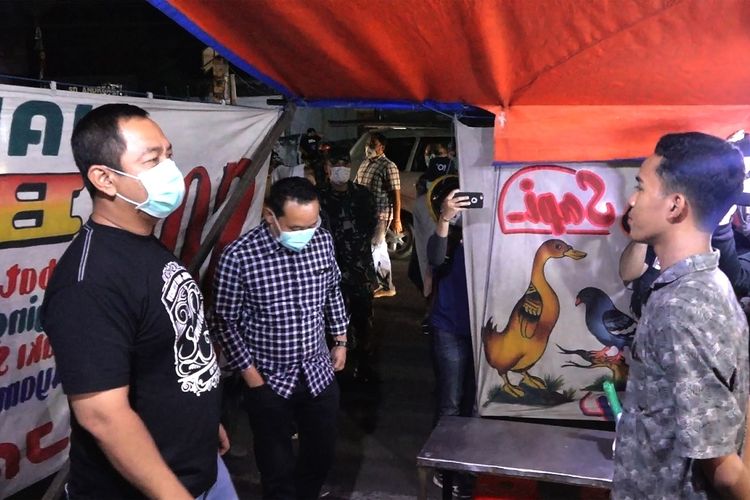 Wali Kota Semarang Hendrar Prihadi saat berkeliling menyisir sejumlah daerah pada tengah malam untuk membatasi aktivitas di luar rumah, Rabu (8/4/2020). 
