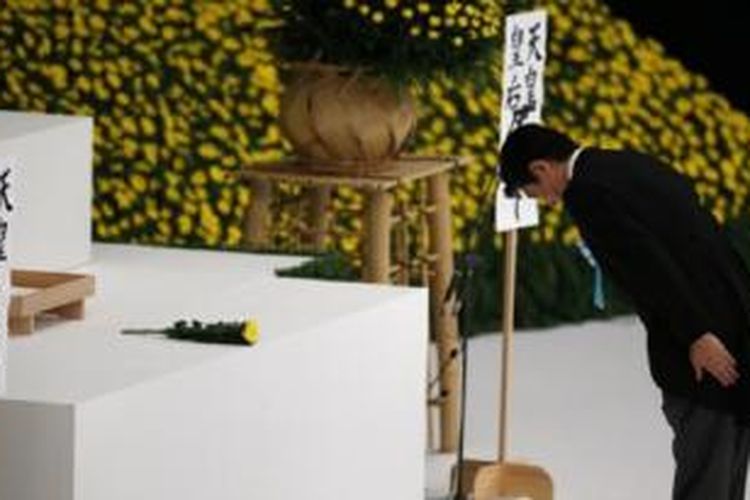 PM Jepang Shinzo Abe memicu kemarahan di Korea Selatan dan China karena mengunjungi kuil Yasukuni, yang menjadi makam tentara Jepang korban Perang Dunia II