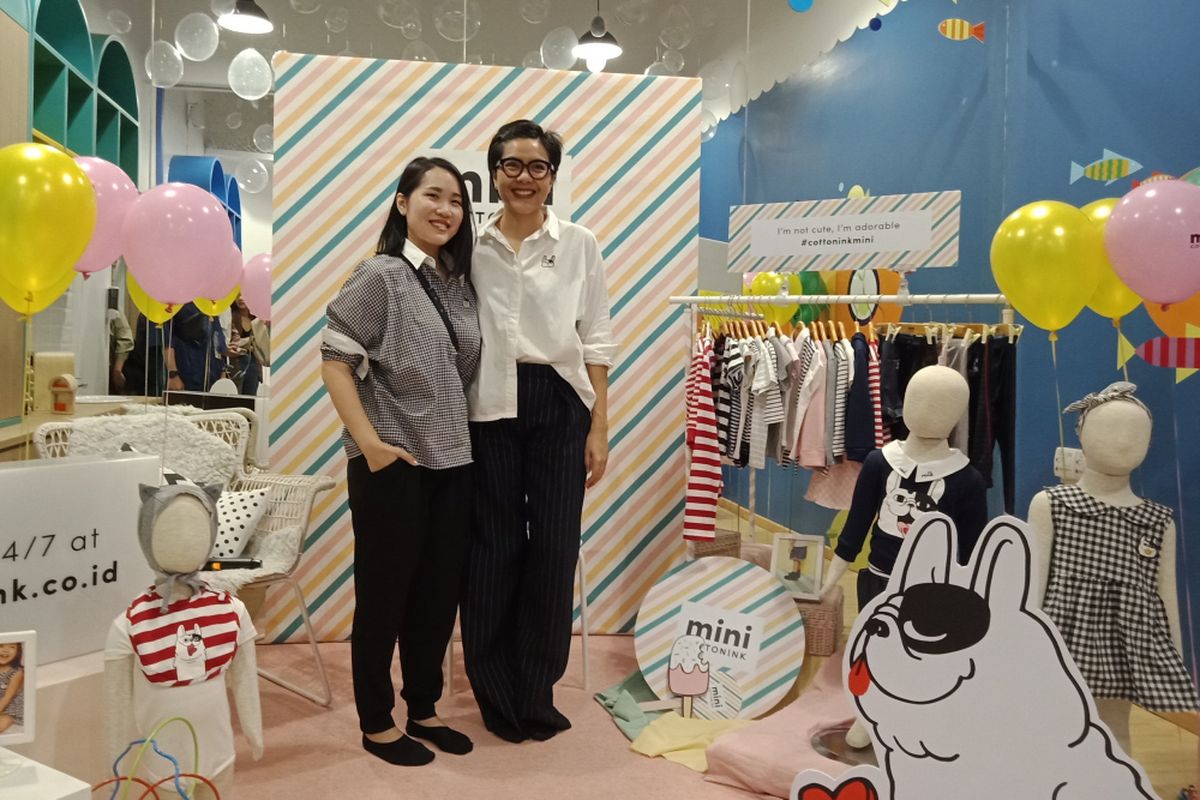 Creative Director COTTONINK Carline Darjanto dan Brand & Marketing Director COTTONINK, Ria Sarwono dalam peluncuran COTTONINK Mini di Buumi Playscape, Pacific Place Mall, Rabu (2/5/2018).