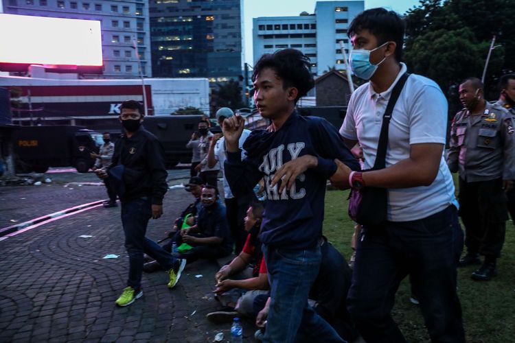 Polisi menangkap para demonstran saat ricuh demo di Jakarta, Selasa (12/10/2020)