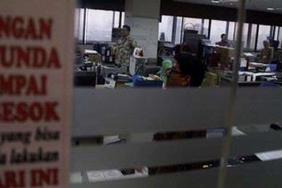 Situasi ruang kerja Pegawai Negeri Sipil (PNS) di lantai 20 Gedung BKD (Badan Kepegawaian Daerah), Jakarta Pusat, Kamis (23/8/2012). Pada hari pertama masuk kerja usai libur Idul Fitri 1433 H, terdapat beberapa meja yang terlihat masih kosong.