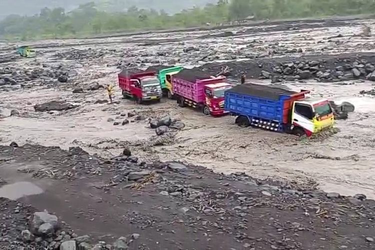 Empat truk terjebak banjir lahar Gunung Semeru, Minggu (3/3/2024)