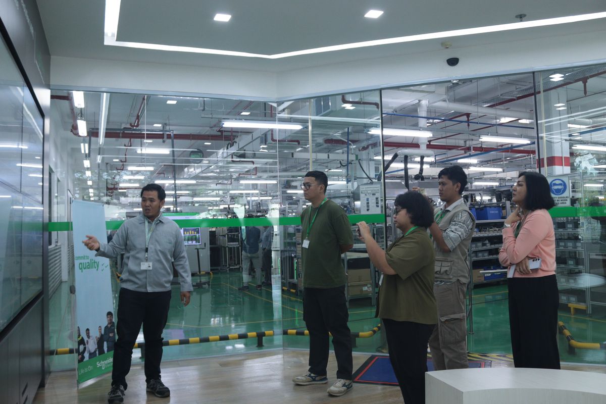 Kunjungan ke Schneider Electric Manufacturing Batam di Kota Batam, Riau, pada Selasa (24/2/2026). Di bagian belakang pengunjung adalah area pabrik. 