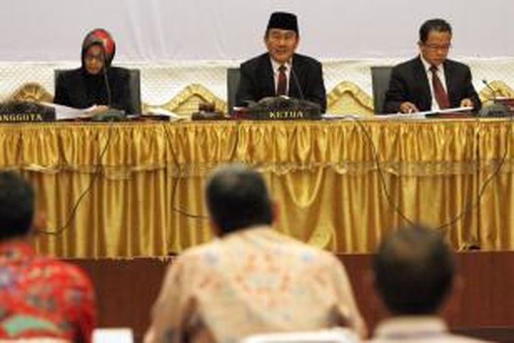 Majelis Hakim Dewan Kehormatan Penyelenggara Pemilu (DKPP), yang diketuai Jimly Asshidiqie (tengah) melanjutkan sidang dugaan pelanggaran kode etik yang dilakukan Komisi Pemilihan Umum (KPU) dan Badan Pengawas Pemilu (Bawaslu) dalam Pilpres 2014, di Jakarta Pusat, Senin (11/8/2014). Dalam sidang ini, DKPP mempersilakan KPU dan Bawaslu untuk memberikan jawaban atas aduan yang dilayangkan pihak pengadu seperti terdiri dari Sigop M Tambunan, Tim Advokasi Independen untuk Informasi dan Keterbukaan Publik Ir Tonin Tachta Singarimbun dan Eggi Sudjana, dan Tim Aliansi Advokat Merah Putih Ahmad Sulhy.