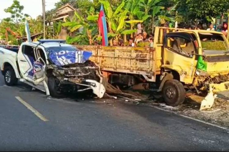 Petugas sedang mengevakuasi mobil Patwal Satlantas Polres Pangandaran yang terlibat kecelakaan di Ciamis, Jawa Barat saat mengawal Wakil Bupati Pangandaran Ujang Endin Indrawan, Selasa (30/5/2023). 