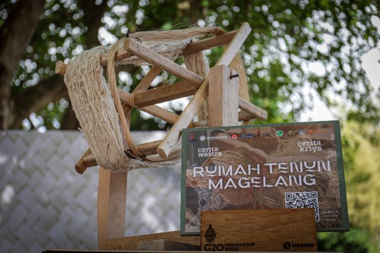 Di Rumah Tenun Magelang, ada cerita kain tenun yang dinarasikan mulai dari petani yang menanam, memanen, produksi, hingga jadi sebagai tenun. Rumah Tenun Magelang berada di Tonoboyo Bandongan, Kabupaten Magelang, Jawa Tengah memang hadir dengan membawa konsep eduwisata.