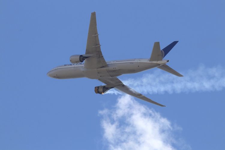 Foto tertanggal 20 Februari 2021 oleh warga bernama Hayden Smith menunjukkan pesawat United Airlines dengan nomor penerbangan 328 mesin kanannya terbakar usai lepas landas dari Denver. Pesawat itu pun kembali dan mendarat darurat di Bandara Internasional Denver.
