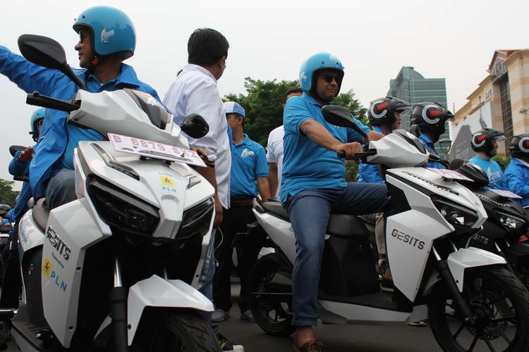 Gubernur DKI Jakarta Anies Baswedan (tengah) memimpin konvoi di Festival Jakarta Langit Biru, Bundaran Senayan, Jakarta Pusat, Minggu (27/10/2019). Kampanye tersebut bertujuan mengenalkan kendaraan listrik yang ramah lingkungan guna mengurangi polusi udara.