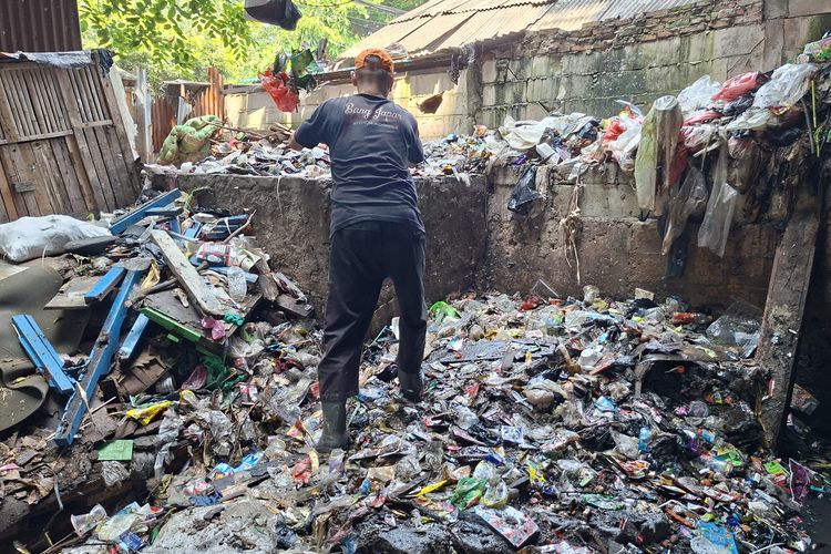 Sampah Menggunung di Rusun Angke Jakbar Berasal dari Limbah Konveksi