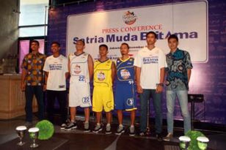 Para pemain Satria Muda BritAma berfoto menggunakan jersey yang akan dipakai pada musim reguler National Basket League 2013-2014, di Epicentrum Walk, Jakarta Pusat, Selasa (12/11/2013).