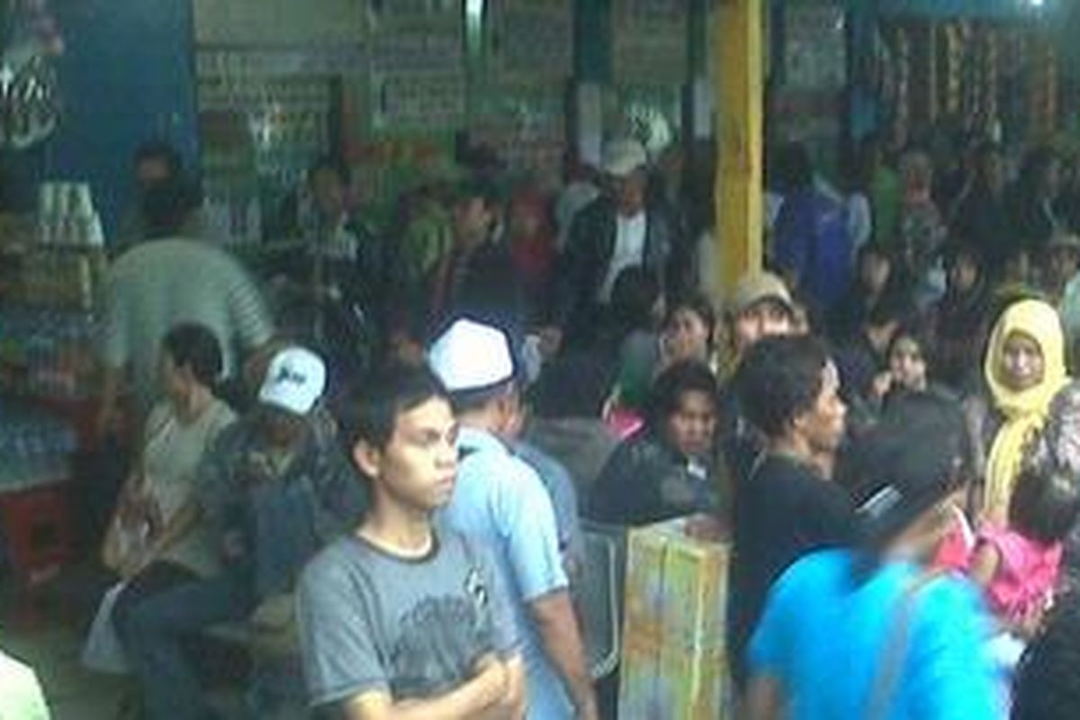 Suasana Terminal Kalideres pada H-4, Senin (6/9/2010) terlihat sudah padat. Walaupun ramai, jumlah penumpang menurun drastis dibanding siang kemarin. Diperkirakan puncak arus mudik terjadi Selasa besok.