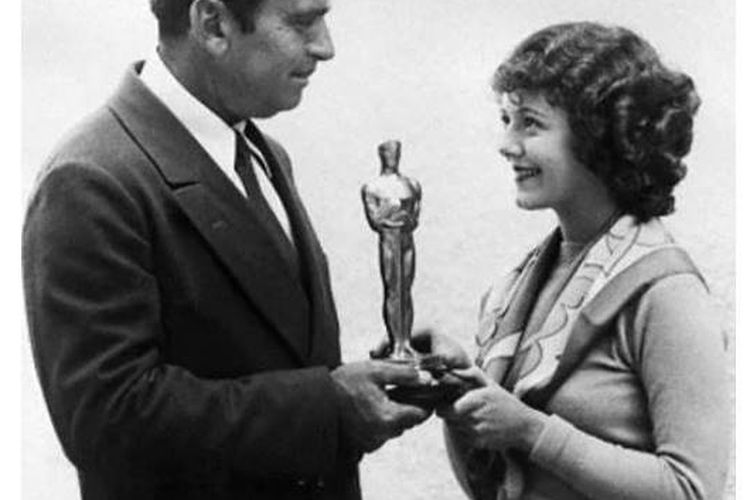 Douglas Fairbanks menghadiahkan Janet Gaynor dengan Academy Award pertama untuk Aktris Terbaik,