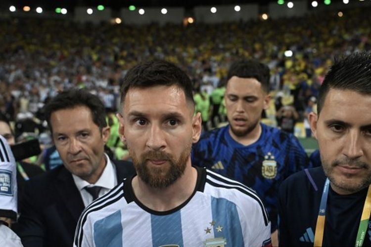 Penyerang Argentina, Lionel Messi, meninggalkan lapangan menyusul insiden sebelum laga Brasil vs Argentina dalam Kualifikasi Piala Dunia 2026 Zona Amerika Selatan di Stadion Maracana pada 21 November 2023. (Photo by CARL DE SOUZA / AFP)