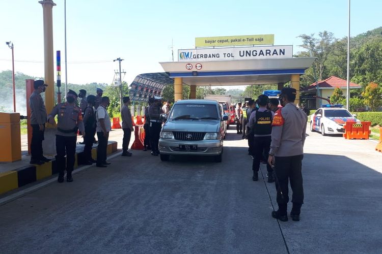 Pemeriksaan dokumen protokol kesehatan di Gerbang Tol Ungaran