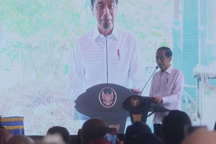 Presidem Jokowi Widodo saat melakukan ground breaking pembangunan kampus 2 Universitas Muhammadiyah Purwokerto (UMP), Kabupaten Banyumas, Jawa Tengah, Rabu (3/1/2024).