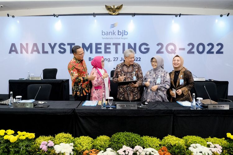 Jajaran direksi bank bjb saat Analys Meeting Triwulan II-2022 di Bandung, Rabu (27/7/2022). 