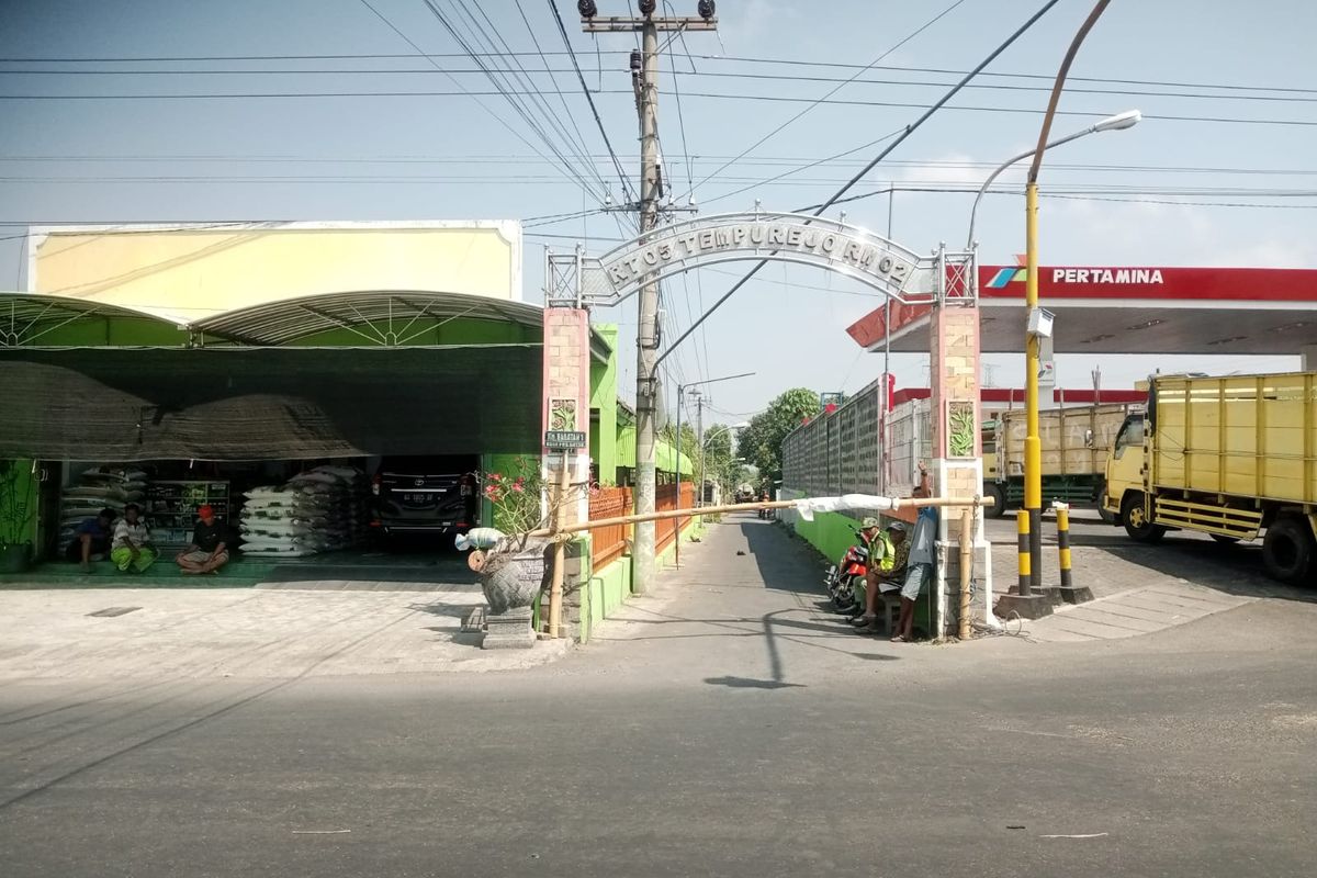 Kondisi gerbang lingkungan RT 5 RW 2, Kelurahan Tempurejo, Kecamatan Pesantren, Kota Kediri, Jawa Timur, yang mengisolasi diri karena khawatir terjadi kebakaran,  Senin (11/9/2023).