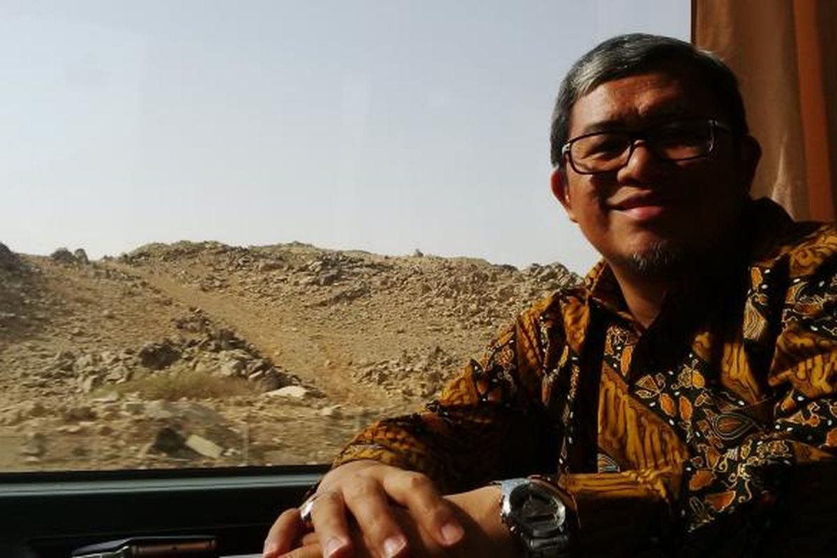 Gubernur Jawa Barat, Ahmad Heryawan berpose di sebuah bus dalam perjalanan dari Makkah menuju Jeddah, Arab Saudi, Minggu, (5/7/2015)