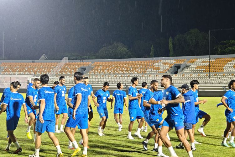 Pemain Persib Bandung menjalani sesi latihan resmi di Stadion Segiri, Samarinda, Sabtu (9/5/2026), jelang menghadapi Persija Jakarta pada pekan ke-32 BRI Super League.