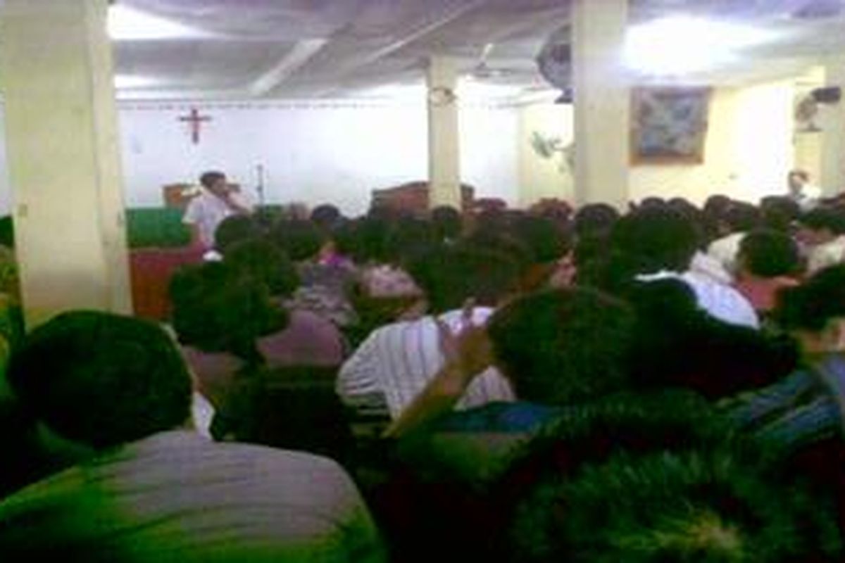 Ratusan jemaat HKBP Pondok Timur Indah, Ciketing, Kota Bekasi, akhirnya diijinkan beribadah di salah satu rumah Jl Puyuh Raya, rumah yang pernah dipakai untuk beribadah sebelum disegel Pemkot Bekasi