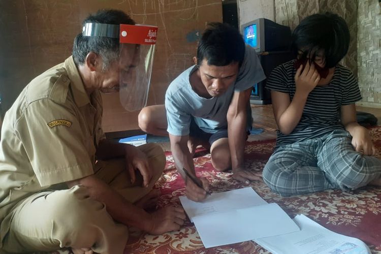 Ajah (kiri) sedang memberikan pengajaran materi di rumah peserta didik berkebutuhan khusus pada saat pandemI Covid-19.