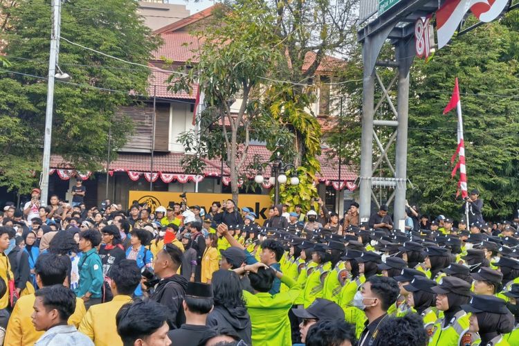 Demo di Semarang, Massa BEM Dihadang Polwan Saat Bergerak ke Tugu Muda