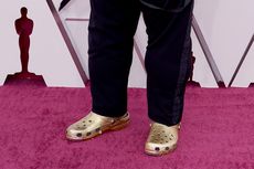 Ada Sepatu Crocs Lapis Emas Murni di Oscar 2021, Siapa Pemakainya?