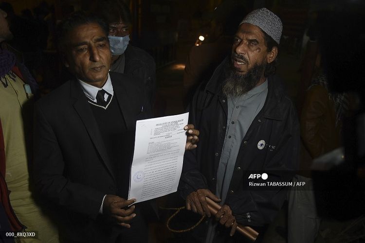 Sheikh Aslam (kanan), kerabat Ahmed Omar Saeed Sheikh, seorang militan kelahiran Inggris yang dihukum karena dituduh membunuh jurnalis AS Daniel Pearl, berbicara dengan perwakilan media bersama dengan pengacaranya Nadeem Azhar, di luar penjara, di Karachi pada 24 Desember 2020.