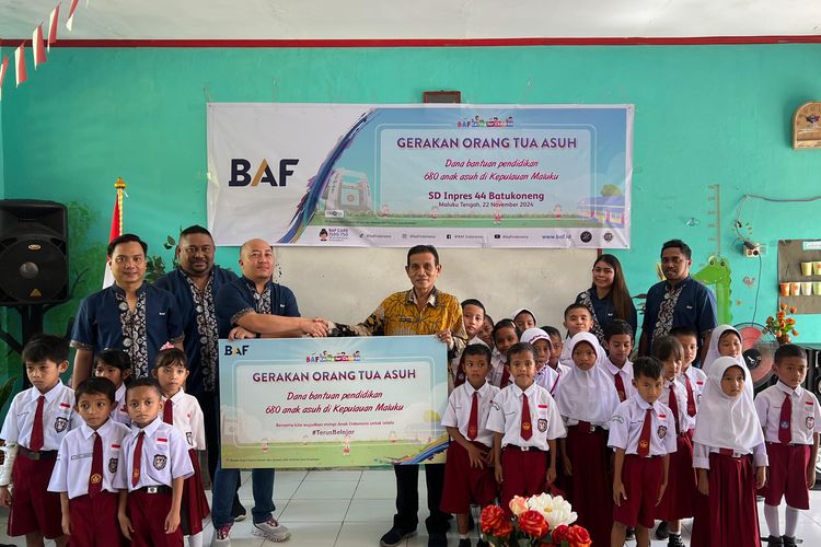 Karyawan BAF foto bersama siswa-siswi SD Inpress 44 Batukoneng Kota Ambon pada kegiatan CSR BAF Caring for Children Program Orang Tua Asuh di SD Inpres 44 Batukoneng Kota Ambon.