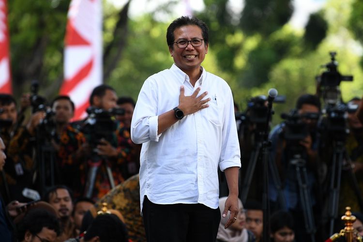 Komisaris Utama Adhi Karya Fadjroel Rachman meninggalkan Kompleks Istana Kepresidenan, Jakarta, Senin (21/10/2019). Menurut rencana Presiden Joko Widodo akan memperkenalkan jajaran kabinet barunya untuk periode tahun 2019-2024. ANTARA FOTO/Wahyu Putro A/foc.