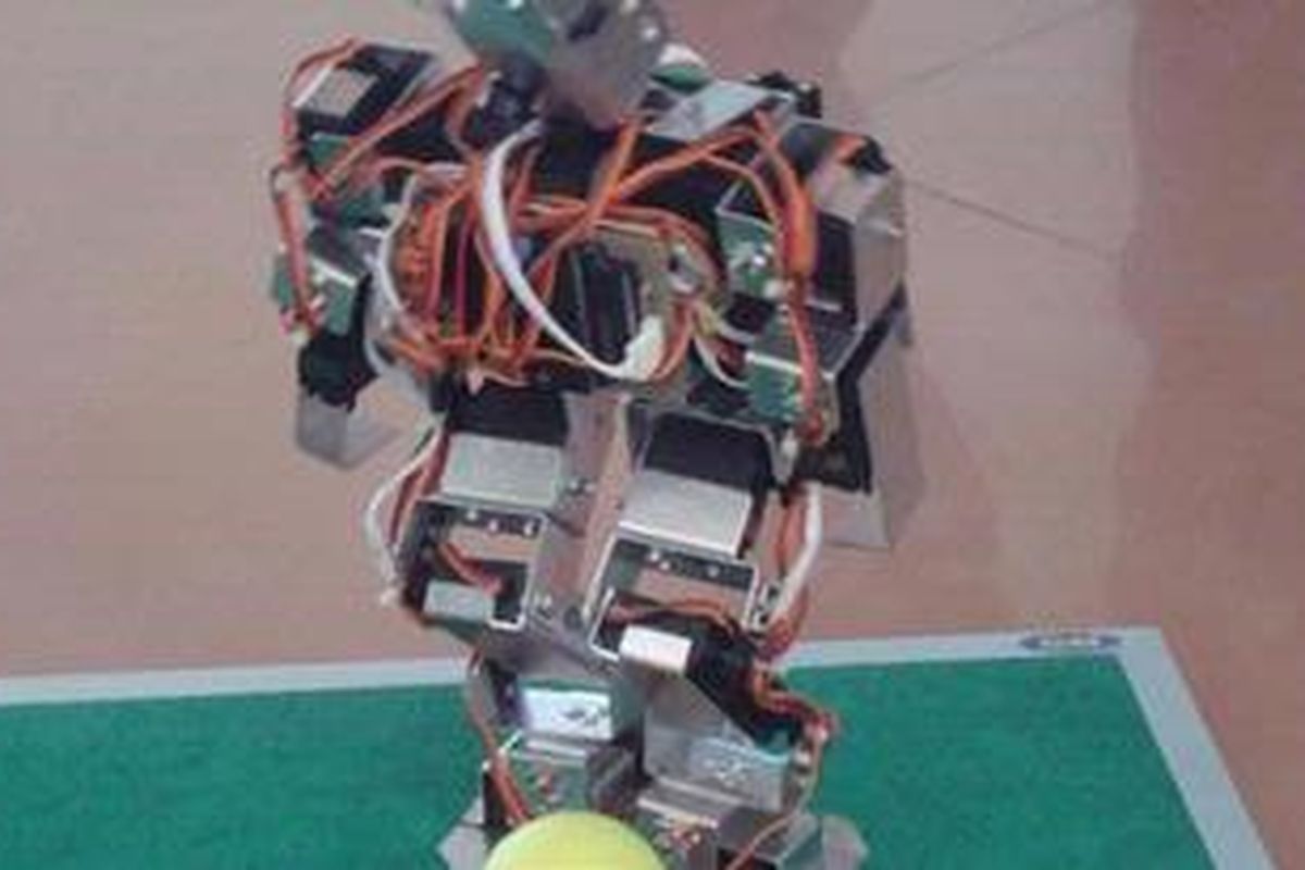 I-Bhan, robot pemain bola yang dirancang mahasiswa Politeknik Aceh, Ikrama Shiddiq, akan mengikuti kontes Robot Cerdas Indonesia yang akan berlangsung di Batam, 21-22 Mei 2011.
