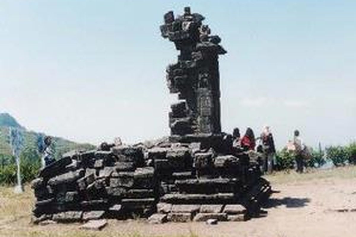 Salah satu bangunan Candi Gedongsongo kini tinggal puing-puing, runtuh ditelan zaman. Batu tua itu hanya menyisakan kebesaran dan kemegahan masa lalu agama Hindu awal di Jawa Tengah.