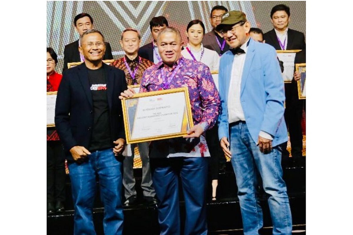 Dari kiri, Dahlan Iskan, Presiden Direktur JNE M Feriadi Soeprapto, Hermawan Kertajaya. JNE meraih penghargaan Markplus ' The Best Industry Marketing Champion 2022 Logistics Category ' pada (8/12), di Ballroom Ritz Carlton Hotel Pacific Place Jakarta Selatan. 