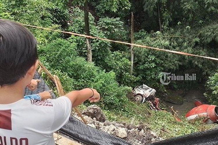 Truk molen yang terjun ke jurang di Gianyar, Bali, Minggu (6/3/2022).