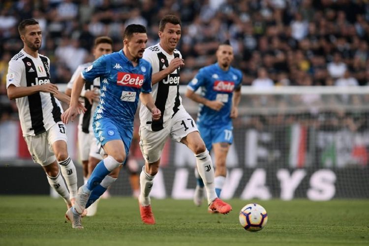 Mario Rui berhasil melewati pengawalan Miralem Pjanic dan Mario Mandzukic dalam pertandingan Juventus vs Napoli di Stadion Allianz, 30 September 2018. 