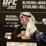 Senang dengan Fans Lokal, Petarung Eksentrik UFC Pakai Baju Adat