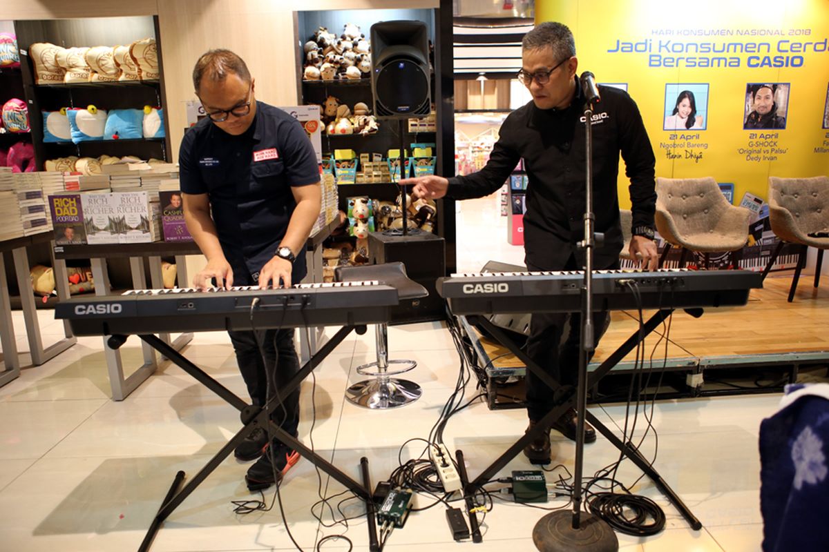 Iwang Noorsaid, salah satu keybordist legendaris Indonesia (kanan) mendadak berkolaborasi dengan pentolan grup band Kerispatih, Badai, dengan menggunakan produk keyboard terbaru Casio CX-T5000 dan CX-T3000, Toko Buku Gramedia, Mal Central Park, Jakarta, Kamis (19/4/2018).